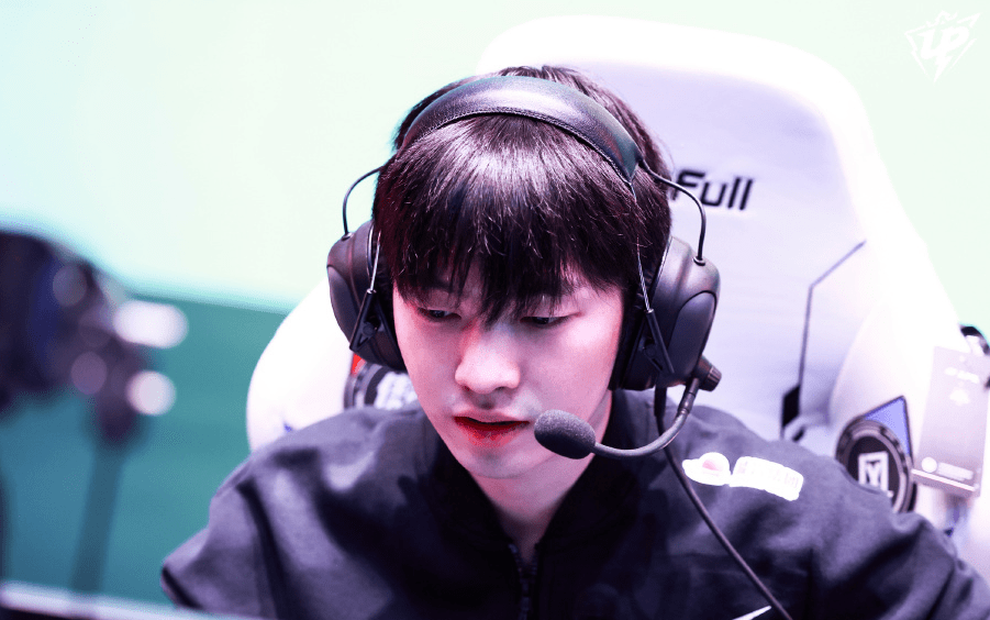 华体会平台-阿扎伦卡迎来十二赛季出色发挥，RNG观众热烈欢呼！再创辉煌时刻-华体会平台